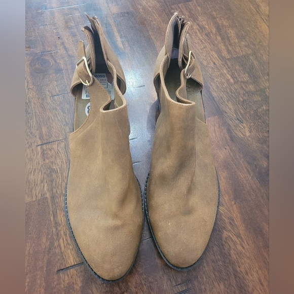 me too Shoes - Mee Too Tan Stylish Ankle Boots With Buckle! Size 9